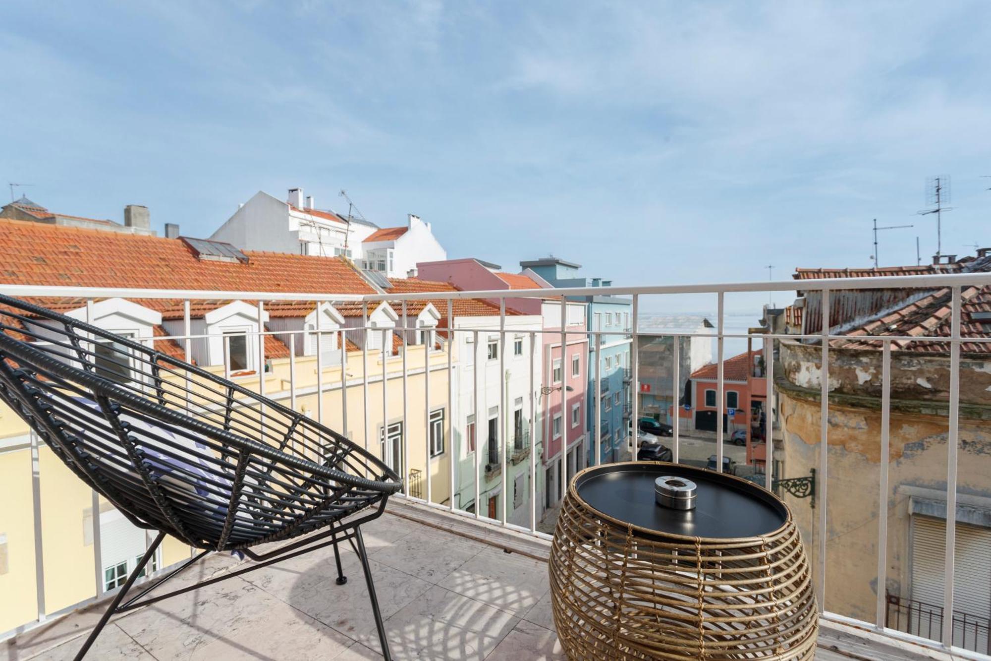 Cortes Apartment In Lisbon Historic Neighborhood Exterior photo